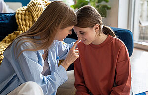 Mutter tröstet Tochter