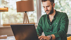 Vater recherchiert am Laptop