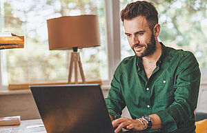 Vater recherchiert am Laptop